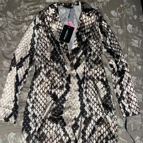 Pretty Little Thing PLT Grey Satin Snake Print Blazer Dress Size 8 Womens NWT - Picture 2 of 7